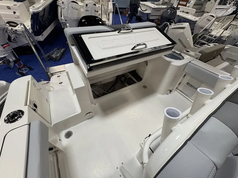Slide: The Image of Robalo R230 2026 - 7