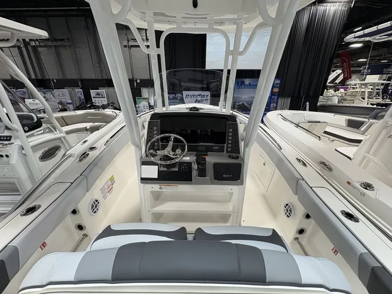 Slide: The Image of Robalo R230 2026 - 7