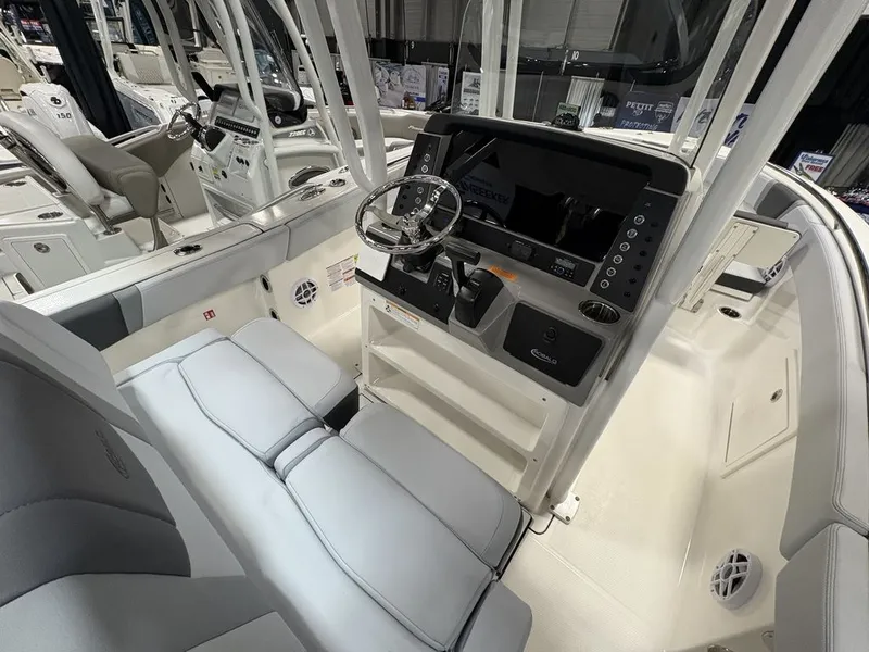 Slide: The Image of Robalo R230 2026 - 9