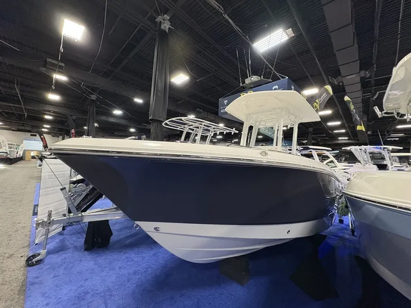 Slide: The Image of Robalo R230 2026 - 1