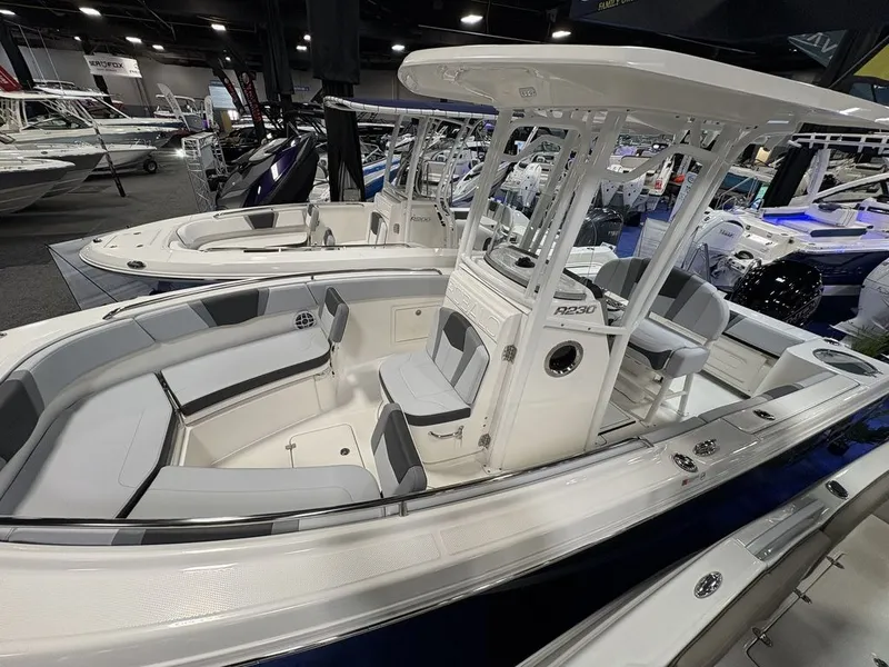 Slide: The Image of Robalo R230 2026 - 15