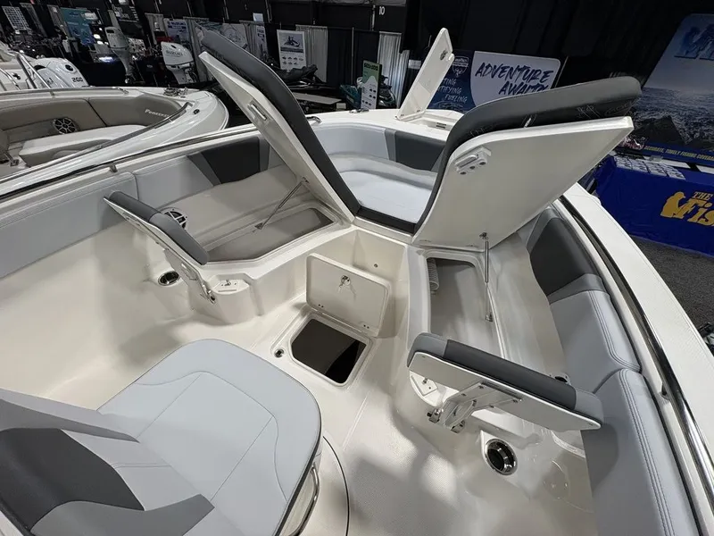 Slide: The Image of Robalo R230 2026 - 13