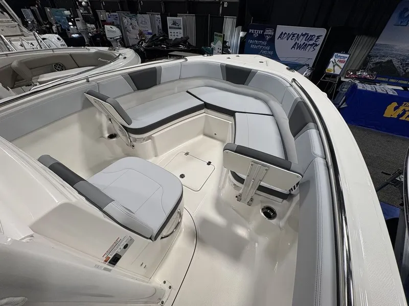 Slide: The Image of Robalo R230 2026 - 11