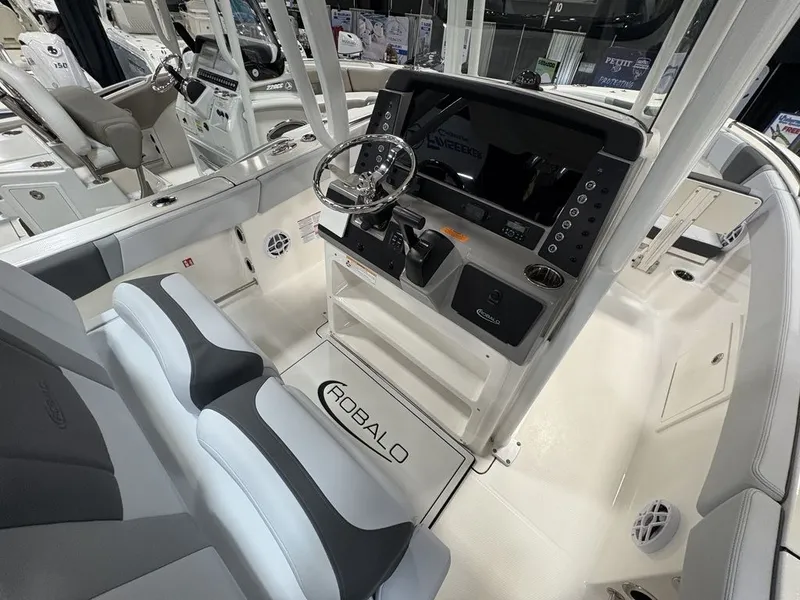 Slide: The Image of Robalo R230 2026 - 8