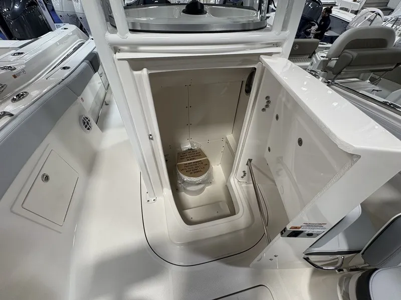 Slide: The Image of Robalo R230 2026 - 13