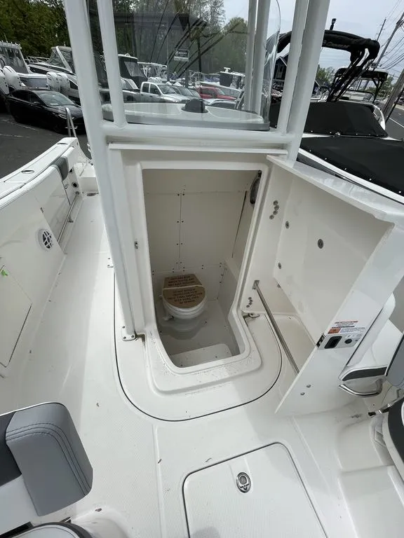 Slide: The Image of Robalo R230 2026 - 14