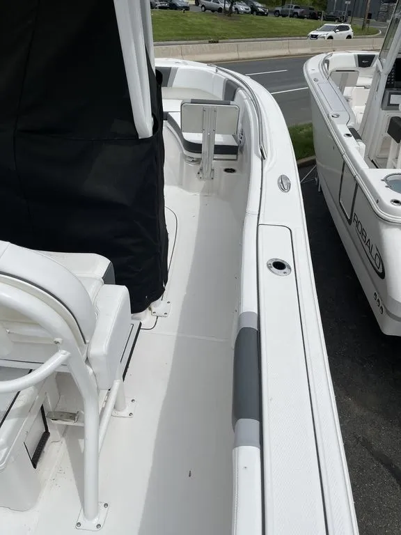 Slide: The Image of Robalo R230 2026 - 10