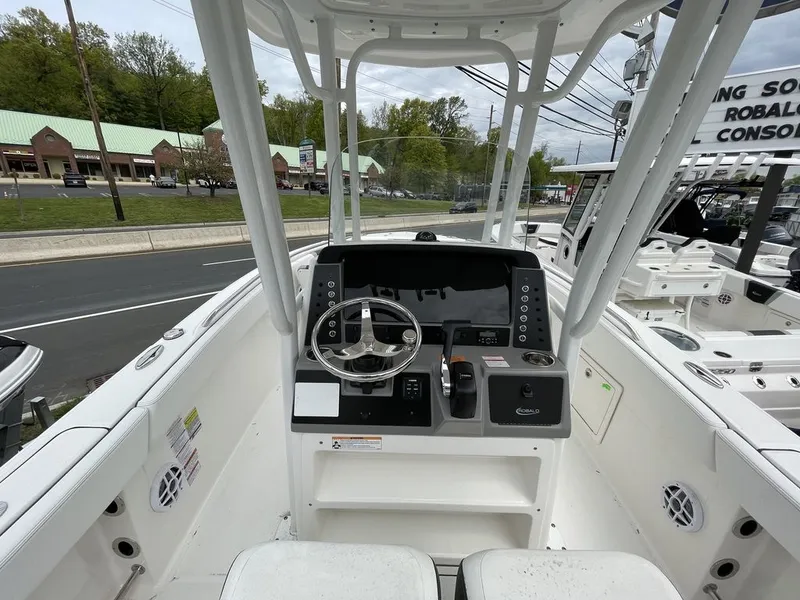 Slide: The Image of Robalo R230 2026 - 11