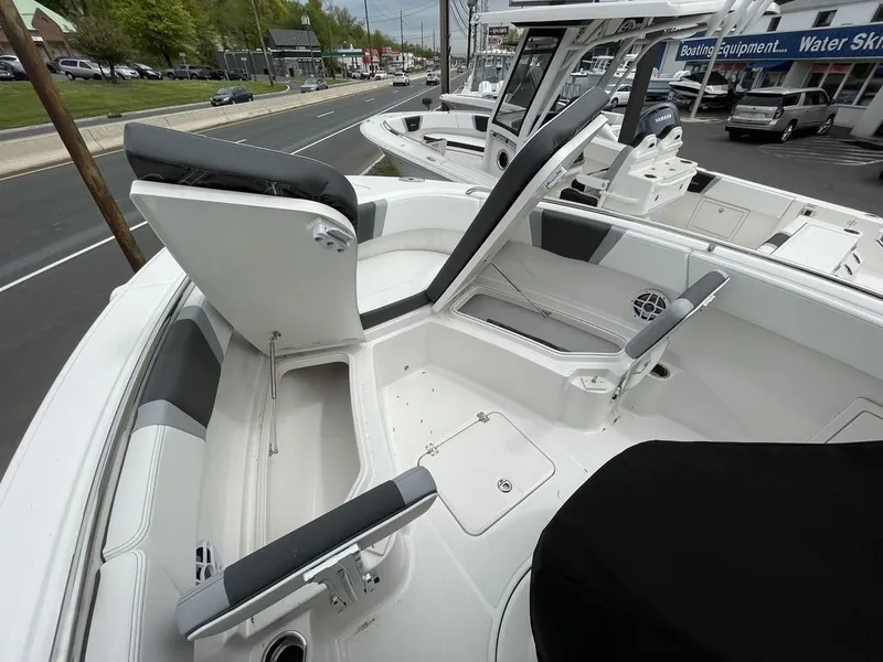 Slide: The Image of Robalo R230 2026 - 16