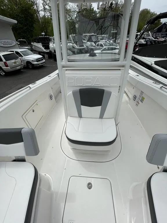 Slide: The Image of Robalo R230 2026 - 13