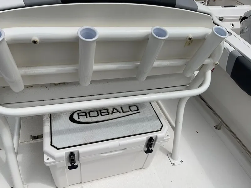 Slide: The Image of Robalo R230 2026 - 8