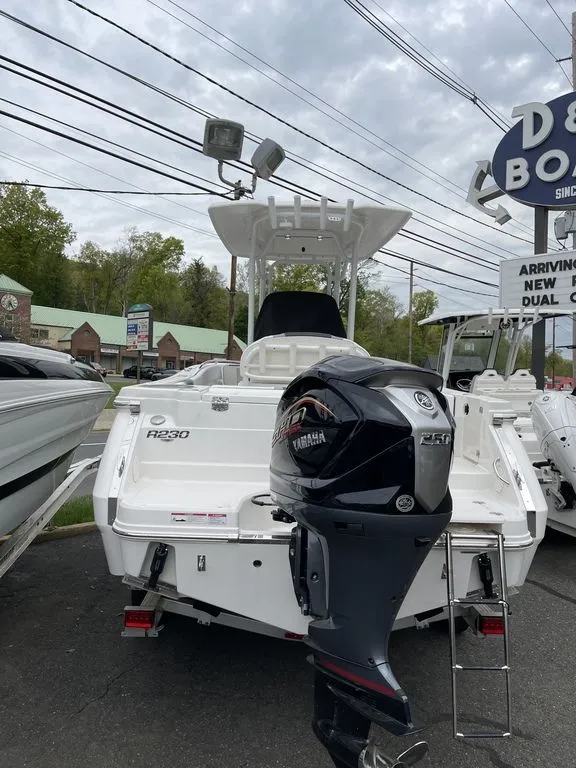 Slide: The Image of Robalo R230 2026 - 3