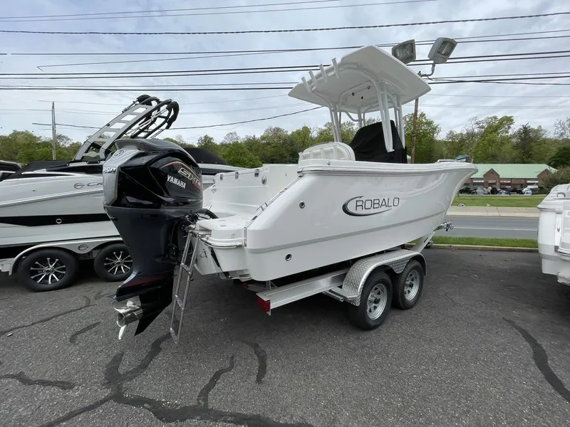 Slide: The Image of Robalo R230 2026 - 0