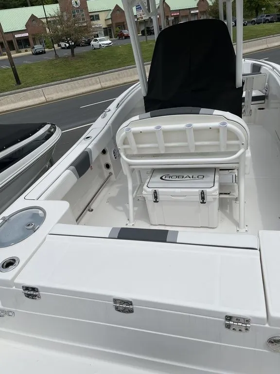 Slide: The Image of Robalo R230 2026 - 4