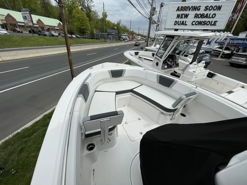 Slide: The Image of Robalo R230 2026 - 15