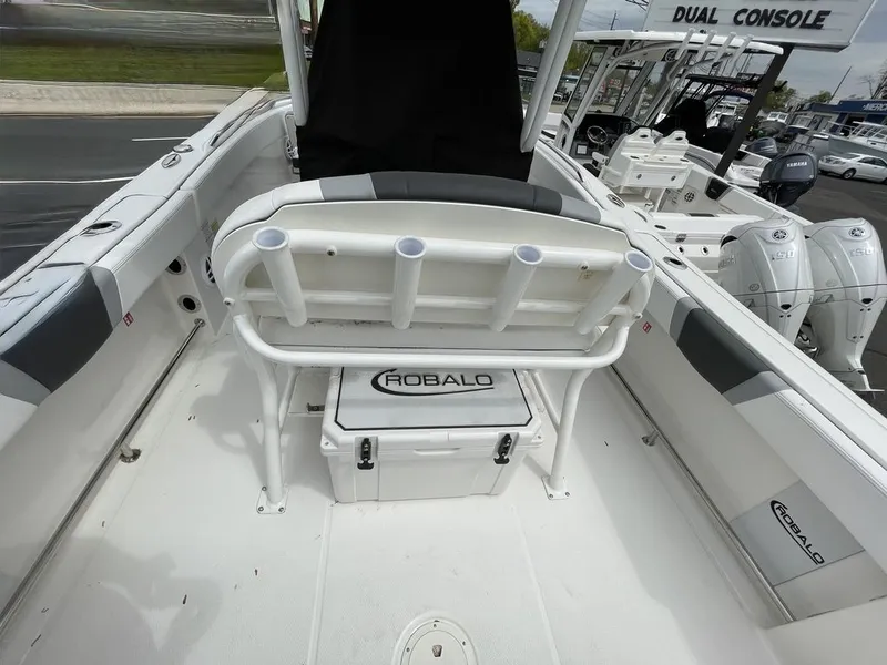 Slide: The Image of Robalo R230 2026 - 7