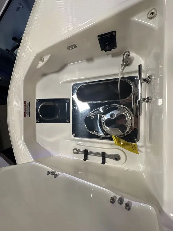 Slide: The Image of Robalo R250 2026 - 17