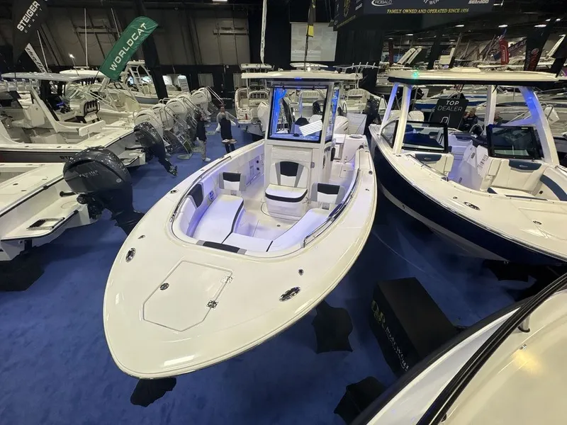 Slide: The Image of Robalo R250 2026 - 4