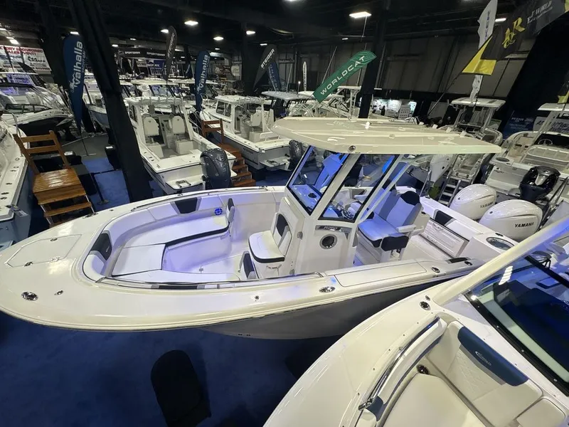 Slide: The Image of Robalo R250 2026 - 2