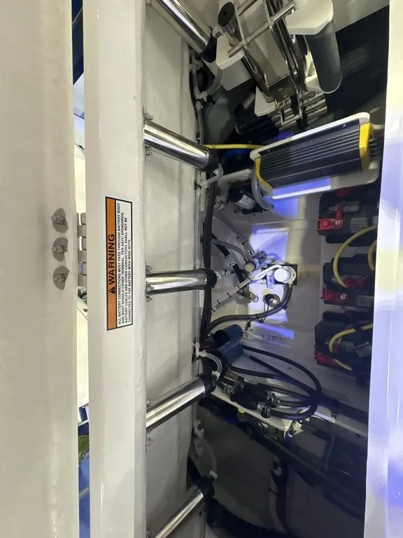 Slide: The Image of Robalo R250 2026 - 11