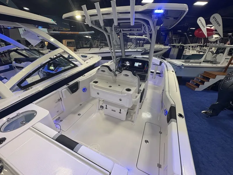 Slide: The Image of Robalo R250 2026 - 7