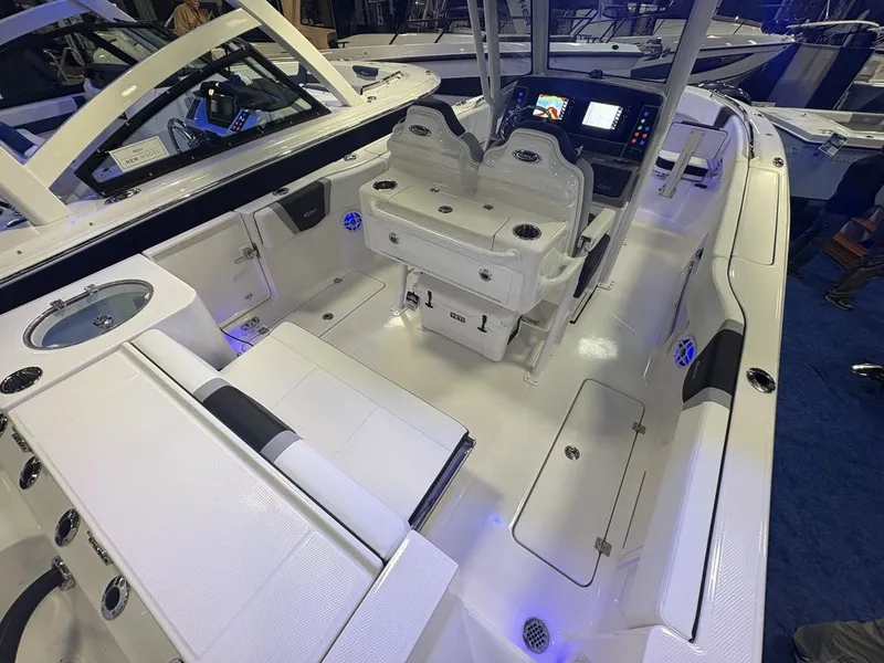Slide: The Image of Robalo R250 2026 - 8