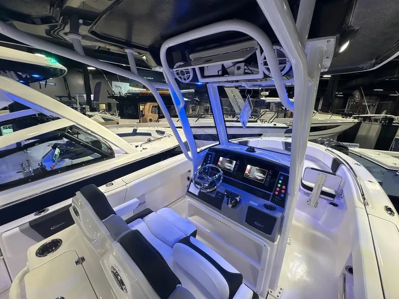 Slide: The Image of Robalo R250 2026 - 12