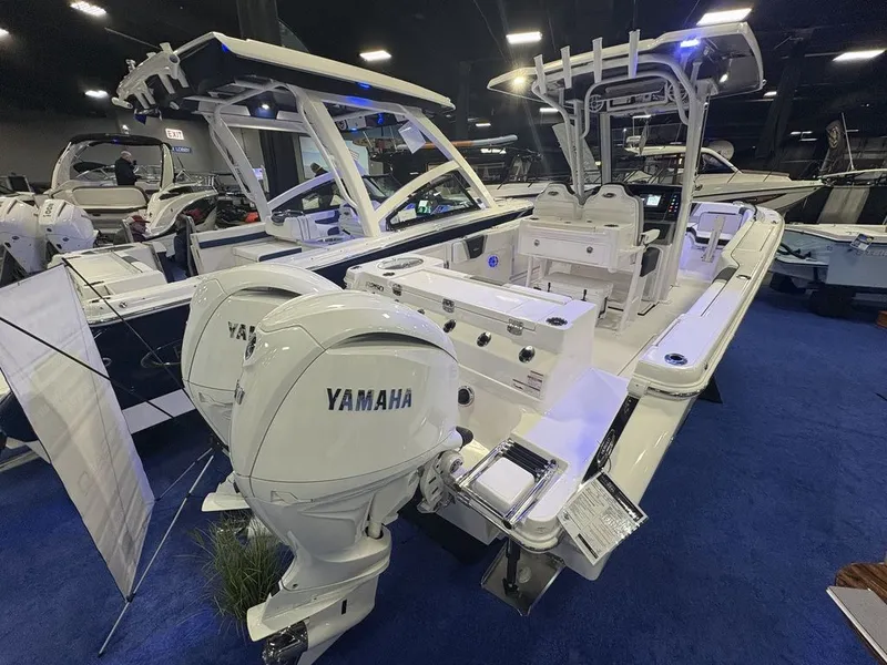 Slide: The Image of Robalo R250 2026 - 6