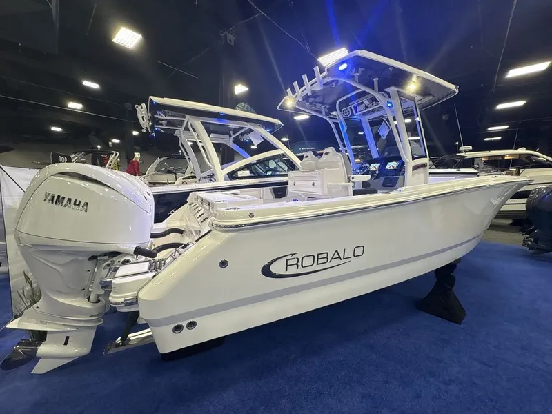Slide: The Image of Robalo R250 2026 - 1