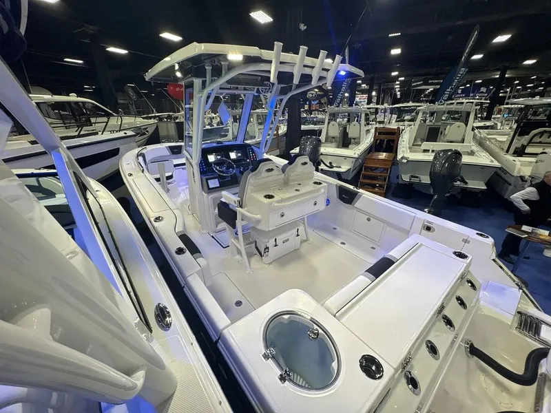 Slide: The Image of Robalo R250 2026 - 5