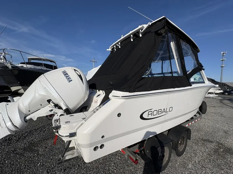 Slide: The Image of Robalo R257 2026 - 2