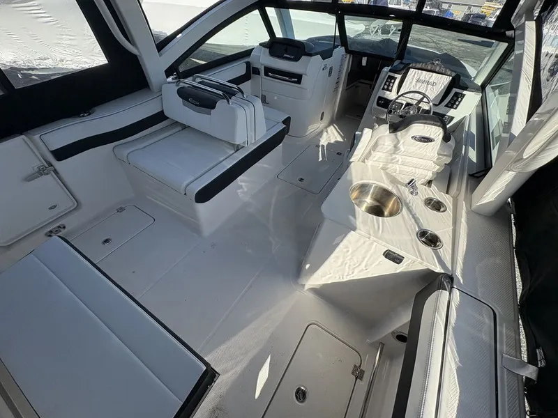 Slide: The Image of Robalo R257 2026 - 6