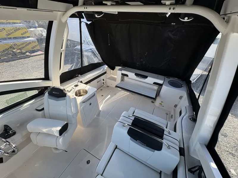 Slide: The Image of Robalo R257 2026 - 11