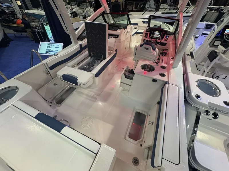 Slide: The Image of Robalo R257 2026 - 8