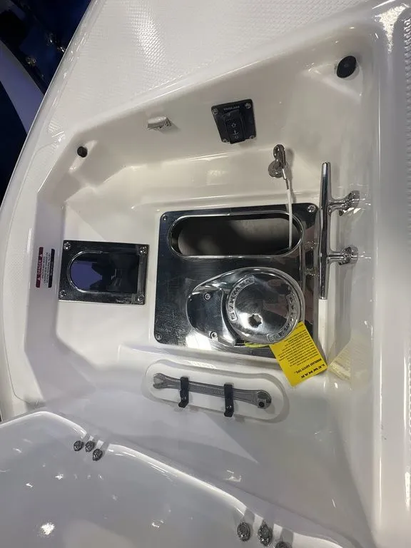 Slide: The Image of Robalo R257 2026 - 19