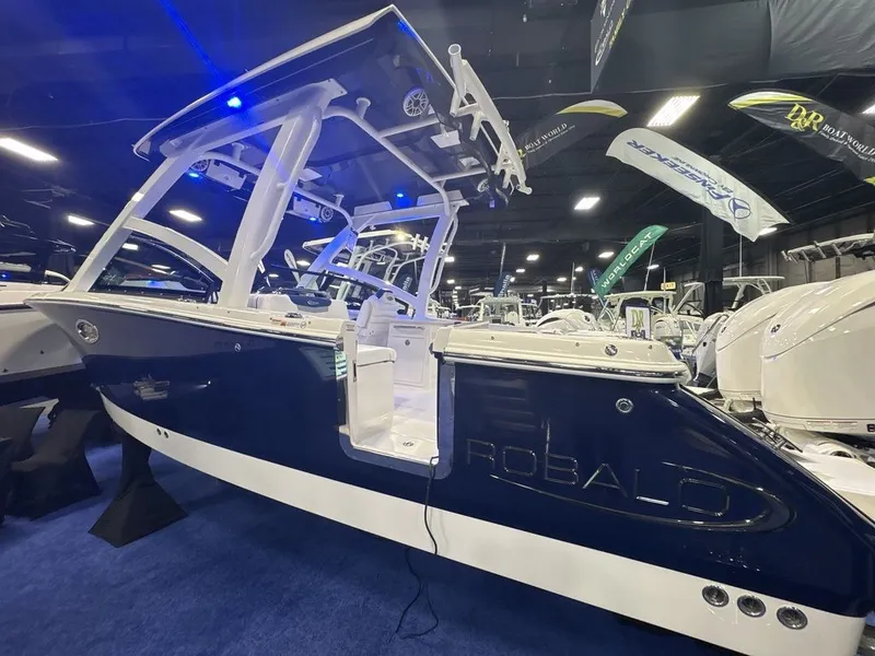 Slide: The Image of Robalo R257 2026 - 1