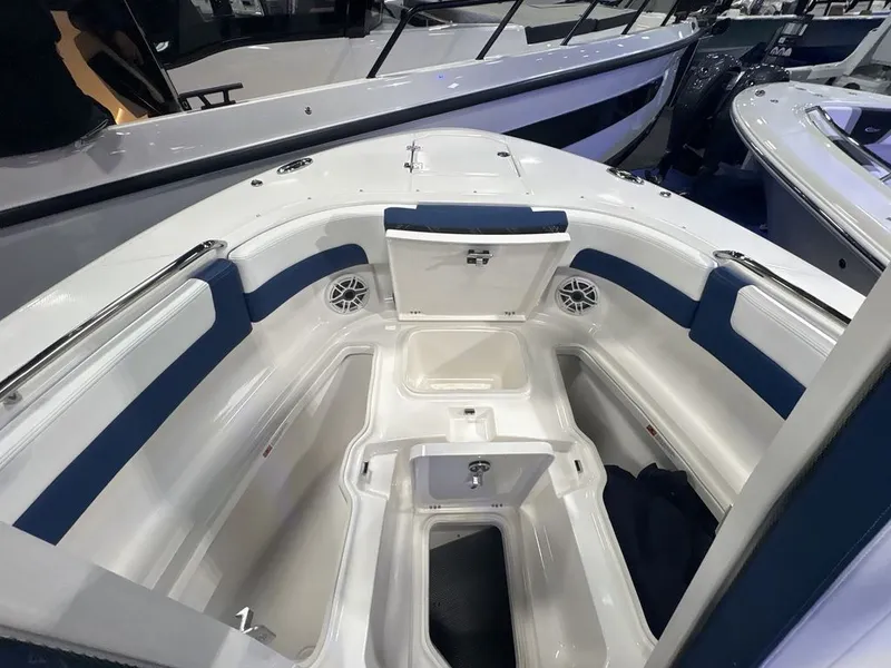 Slide: The Image of Robalo R257 2026 - 18