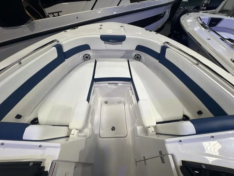 Slide: The Image of Robalo R257 2026 - 17