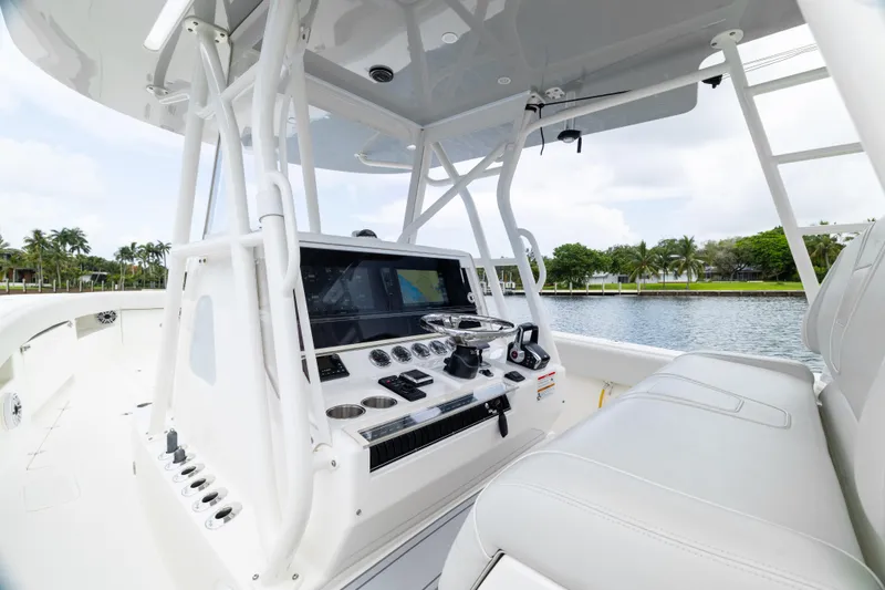 Slide: The Image of SeaVee 390Z 2024 - 28