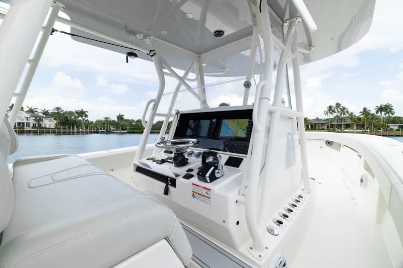 Slide: The Image of SeaVee 390Z 2024 - 29
