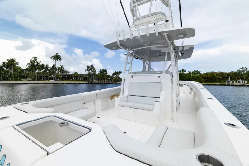 Slide: The Image of SeaVee 390Z 2024 - 24