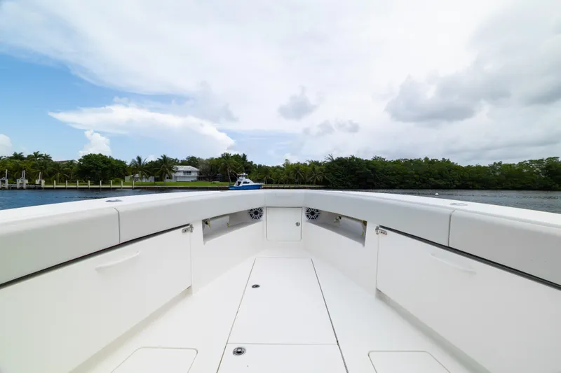 Slide: The Image of SeaVee 390Z 2024 - 17