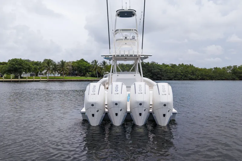 Slide: The Image of SeaVee 390Z 2024 - 12