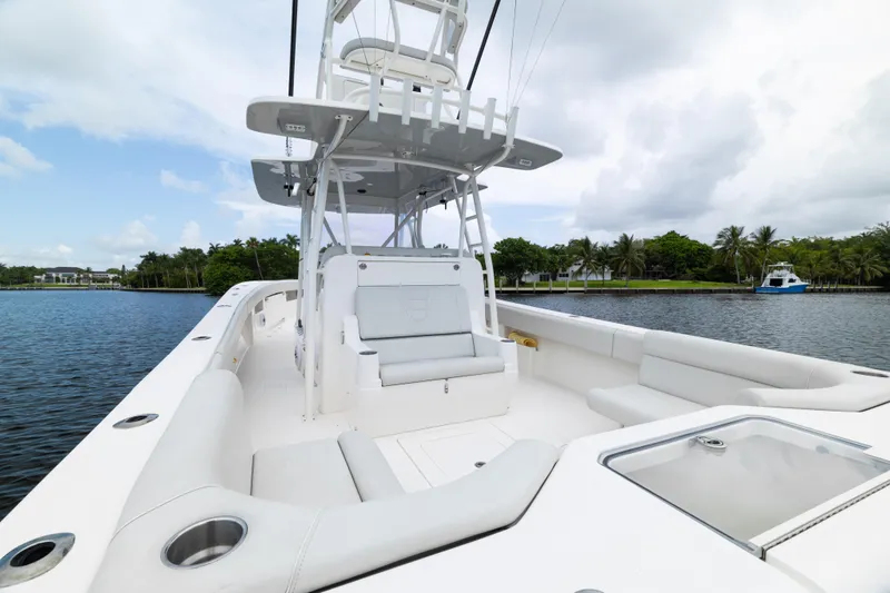 Slide: The Image of SeaVee 390Z 2024 - 25