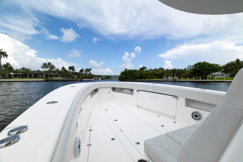 Slide: The Image of SeaVee 390Z 2024 - 15