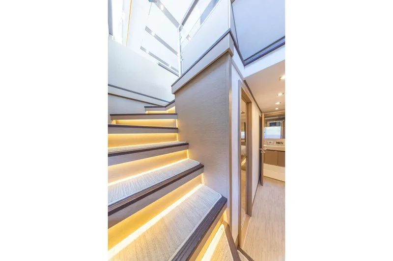 Slide: The Image of Prestige 680 2016 - 86