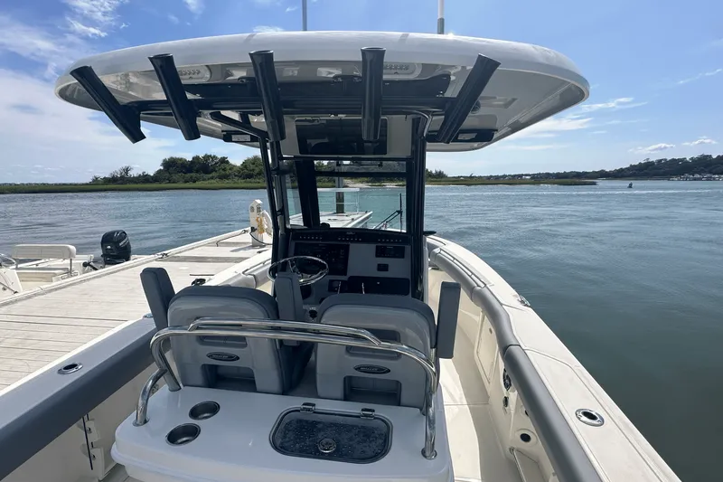 Slide: The Image of Boston Whaler 250 Outrage 2025 - 16