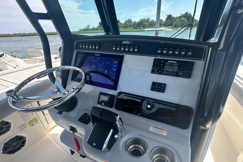 Slide: The Image of Boston Whaler 250 Outrage 2025 - 18