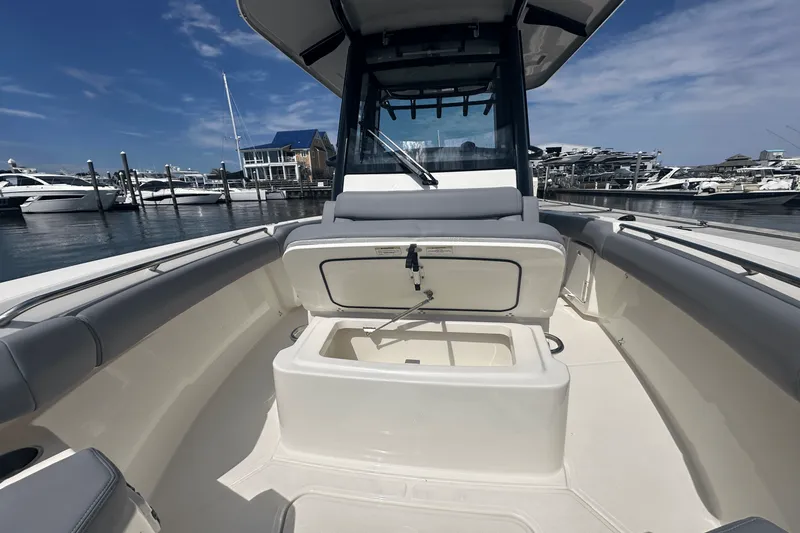 Slide: The Image of Boston Whaler 250 Outrage 2025 - 22