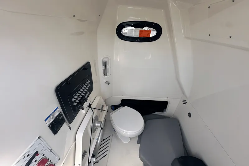 Slide: The Image of Boston Whaler 250 Outrage 2025 - 24